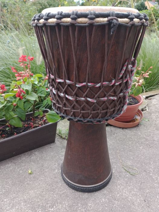 Djembe Olcha bęben rodzimej produkcji.