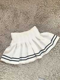 biała spódniczka z czarnymi paskami tenisowa spódnica