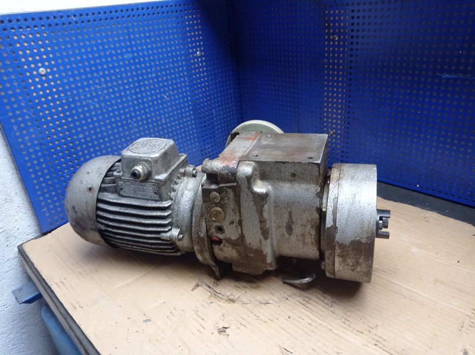 Przekładnia 100/min silnik 0,37kw wariator  motoreduktor