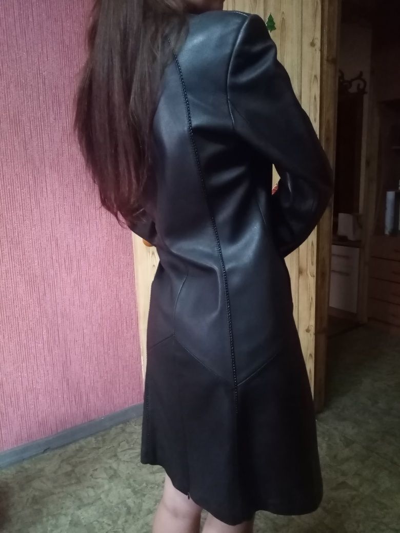 Кожаный чёрный плащ