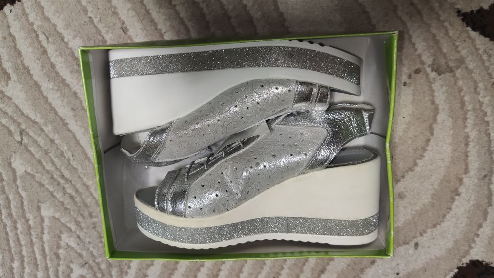 Босоножки-кросовки на танкетке