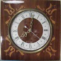 Часы настенные в корпусе с инкрустацией из разных пород дерева
