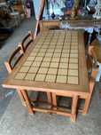 Mesa com azulejo e 3 cadeiras