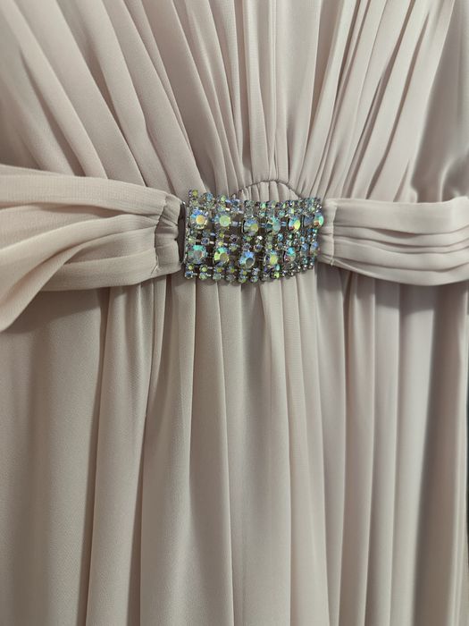 Elegancka sukienka weselna w odcieniu pudrowego różu