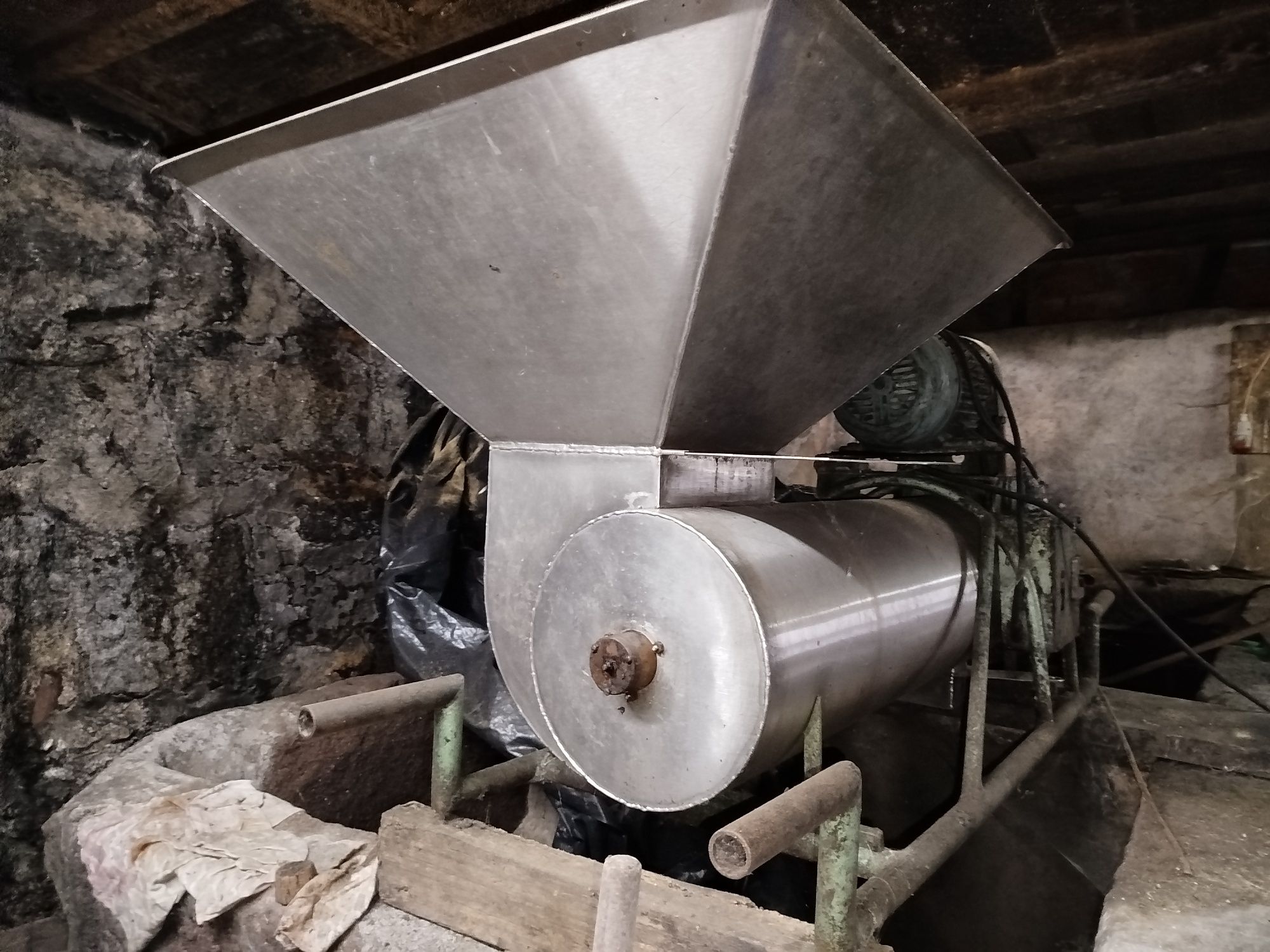 Esmagadora de uvas elétrica
