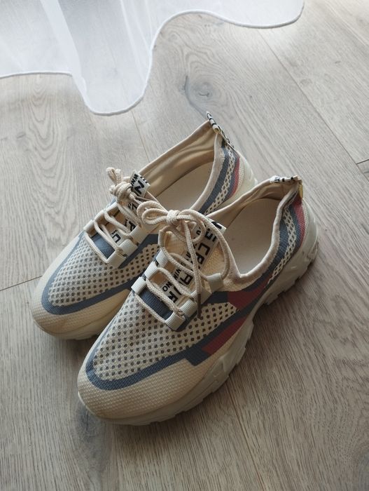 Весняні жіночі кросівки