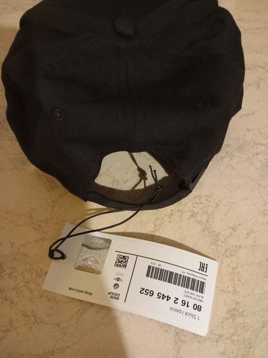 Czarna czapka z daszkiem mini