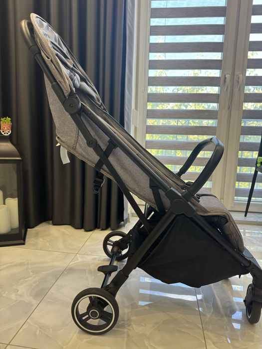 Сучасна та легка прогулянкова коляска