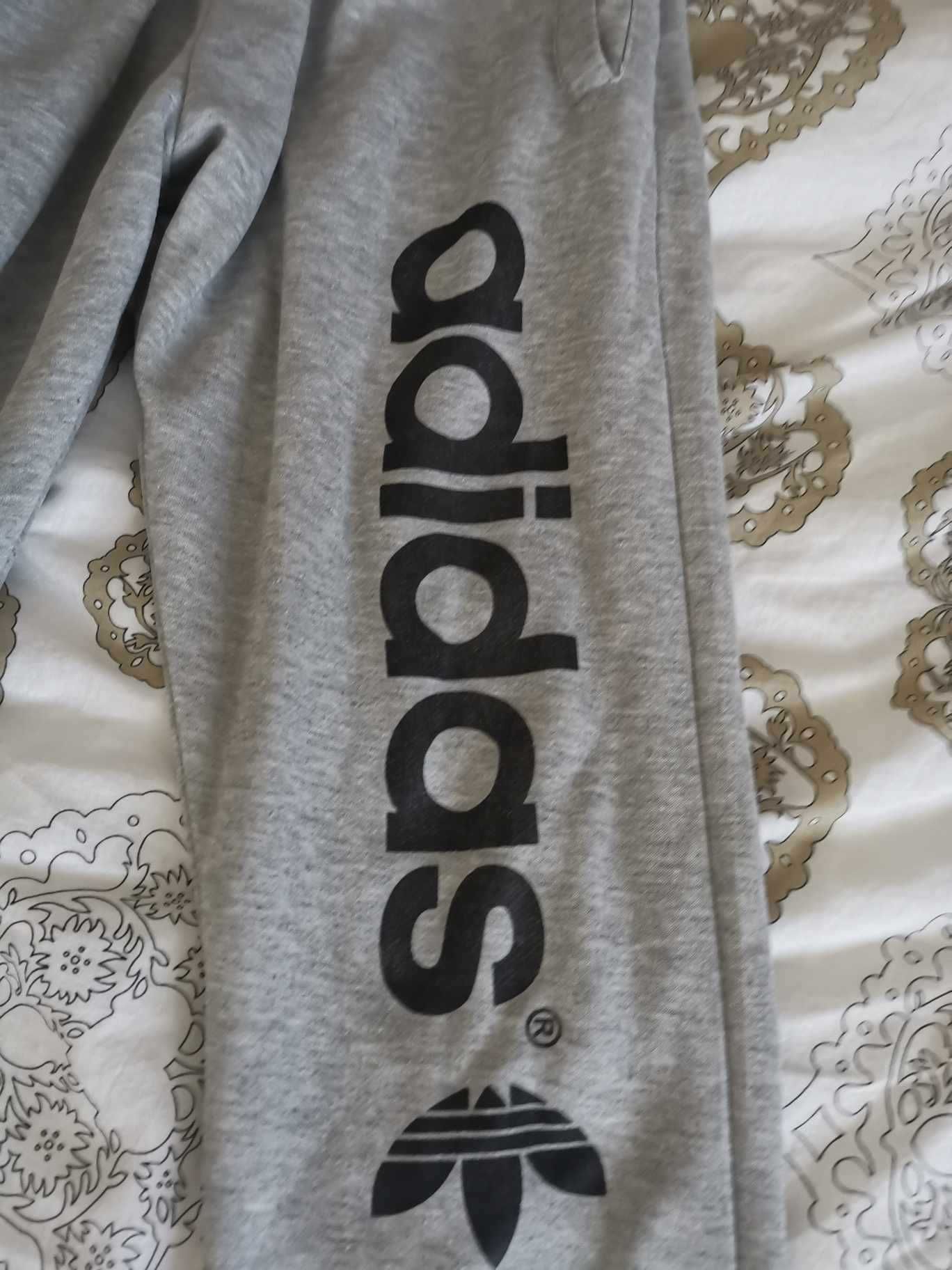 Szare spodnie dresowe Adidas