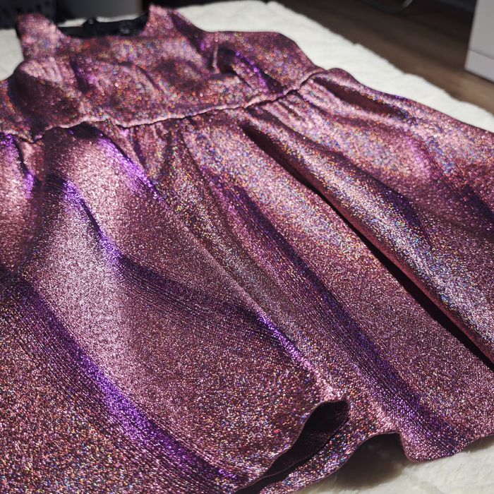 Sukienka z wyciętymi plecami