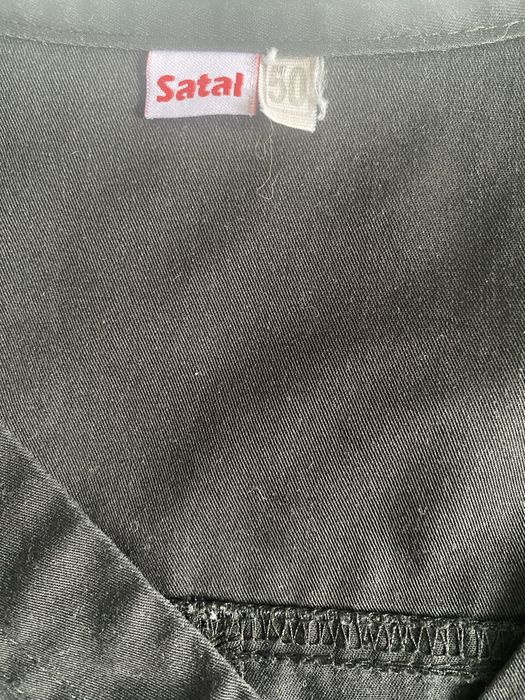 Медична кофта чорного кольру.