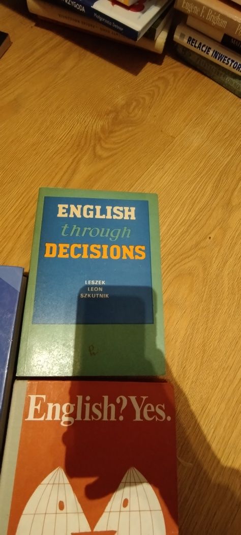 3 książki do nauki angielskiego Business english through decisions Yes