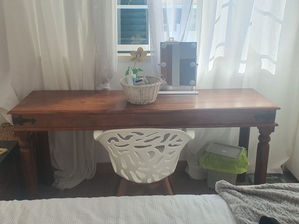 Mesa comprida em madeira