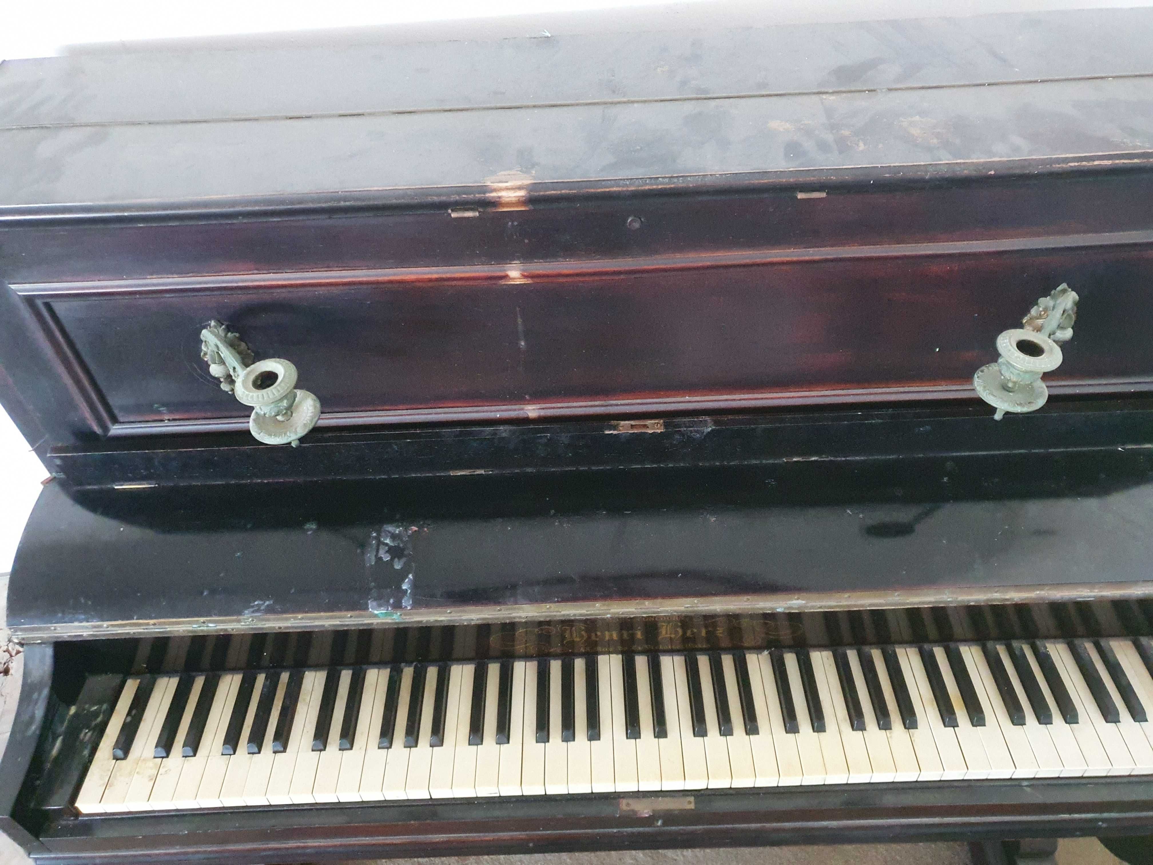 piano muito antigo