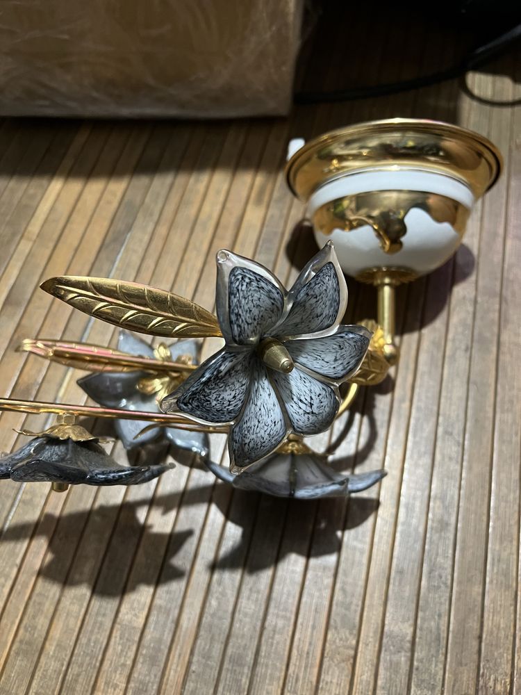 Candeeiro de parede com designer de flores .