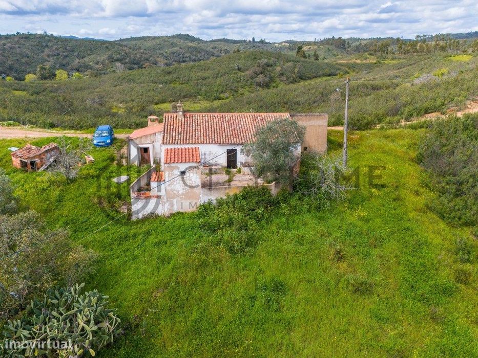 Moradia T3 para recuperar com Ruína e Armazém em Terreno com 4.15 Ha
