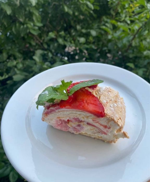 Маренгові рулети та торти Тірамісу