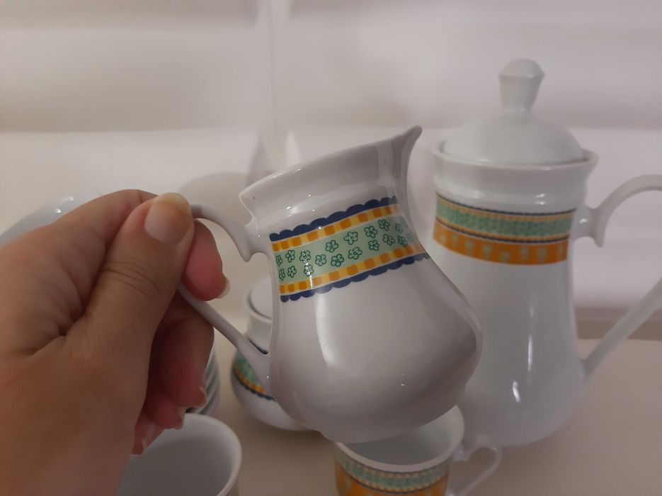 Serviço de café moderno com bule, açucareiro, leiteira e 6 chávenas