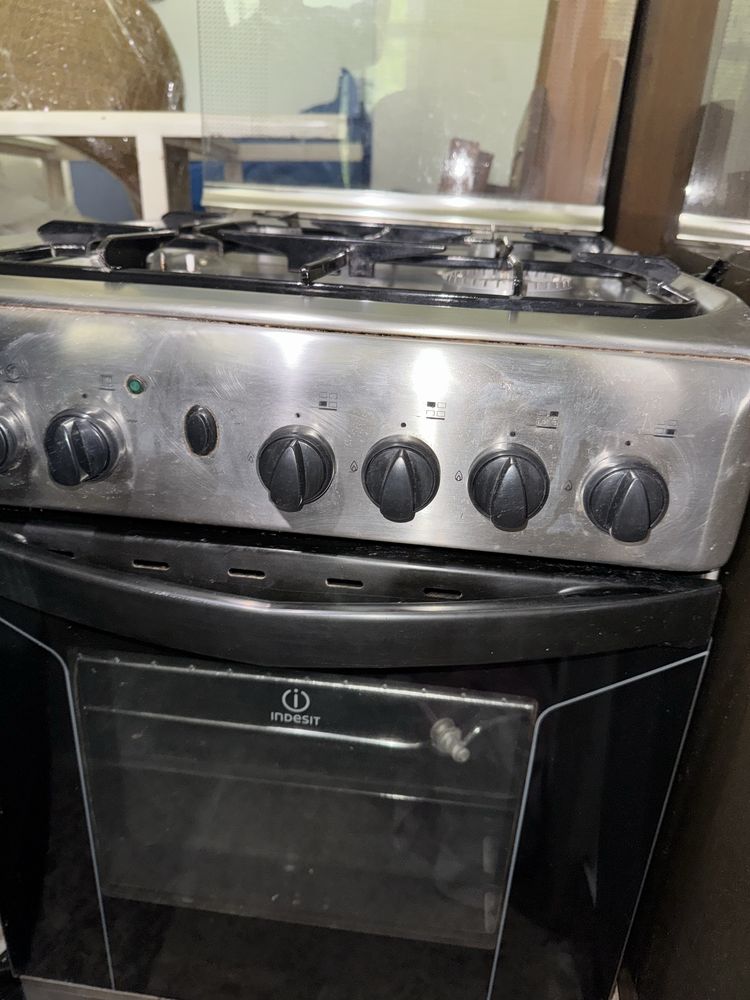 Fogão Indesit (forno + placa a gás) – como novo