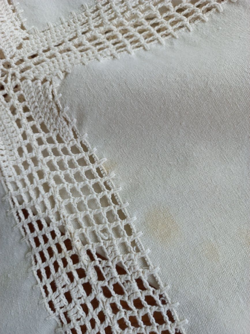 Toalha em linho com bordados e entremeios em crochet