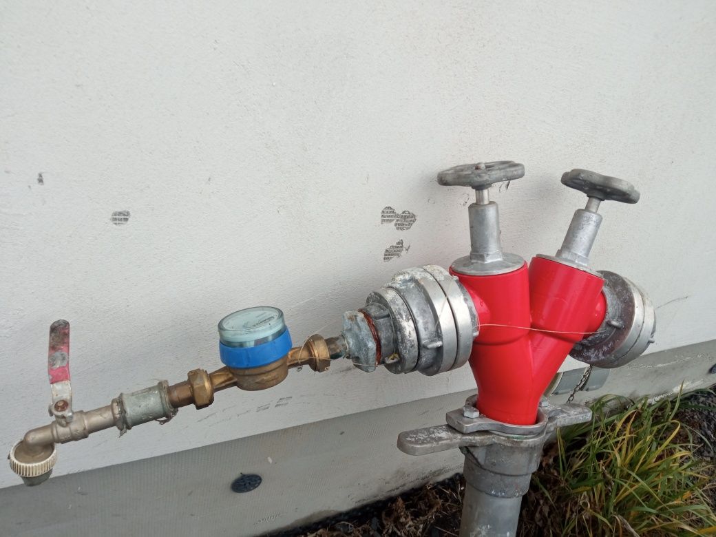 Hydrant nadziemny z wodomierzem.