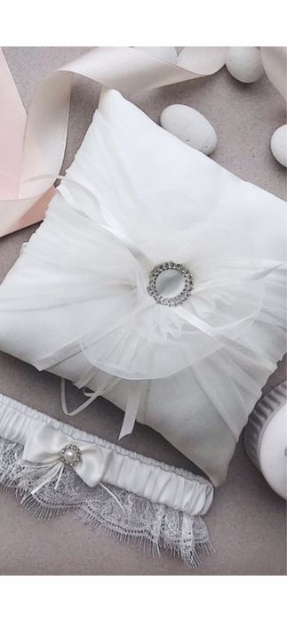 Свадебная подушечка для колец и  подвязка