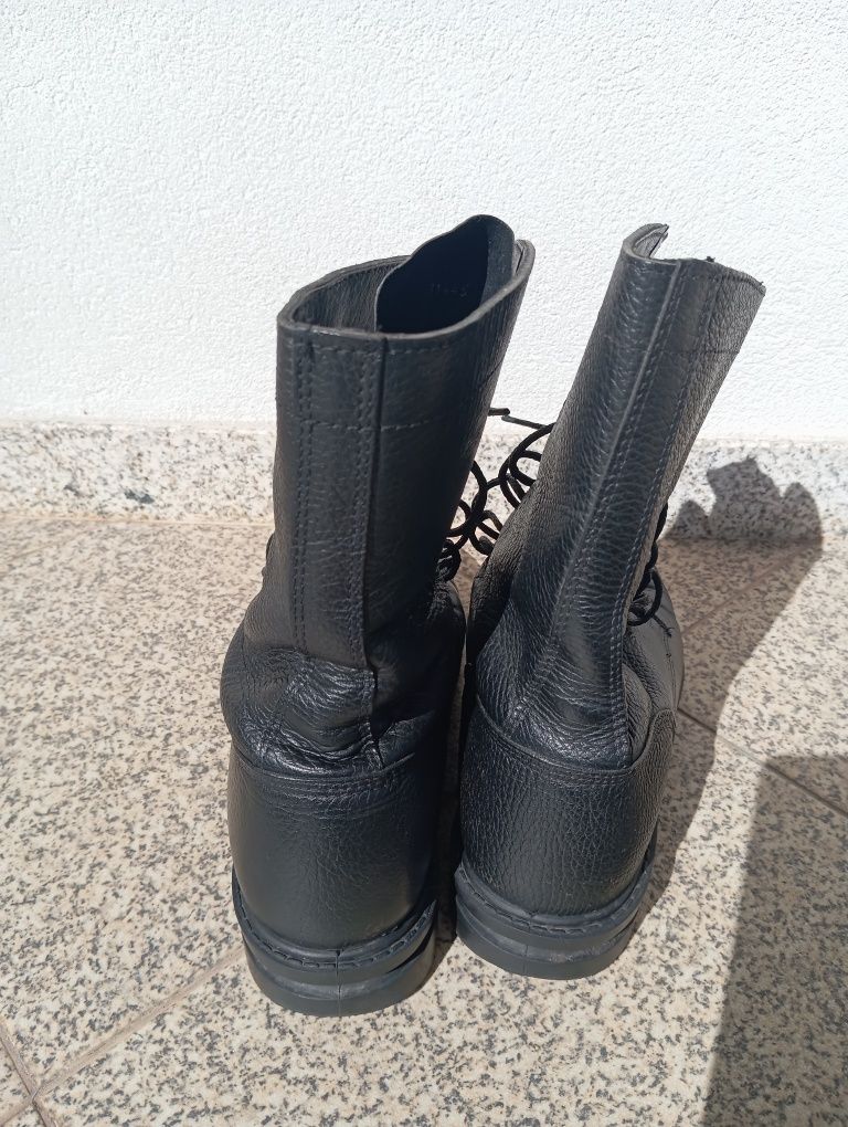 Botas Militares Pretas de Couro - Tamanho 42