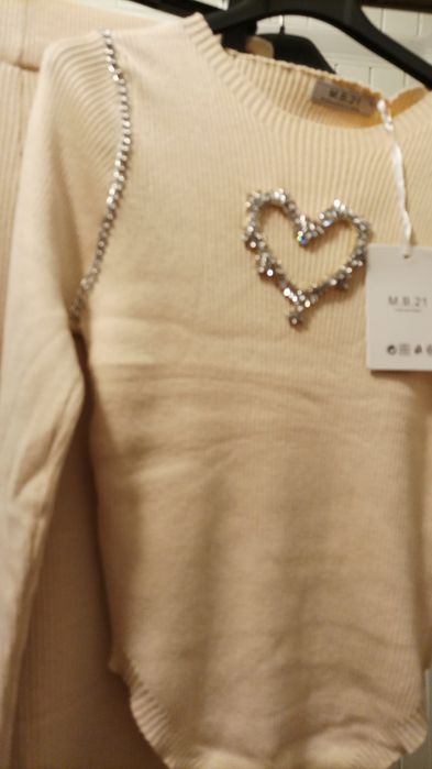 Komplet dzianinowy damski z sercem beżowy.