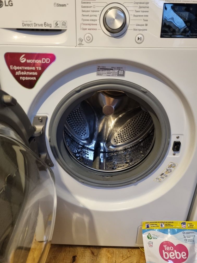 Пральна машина LG Вузька з функцією прання парою