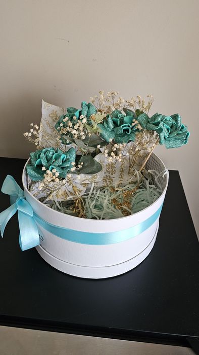 Caixa com flores artificiais