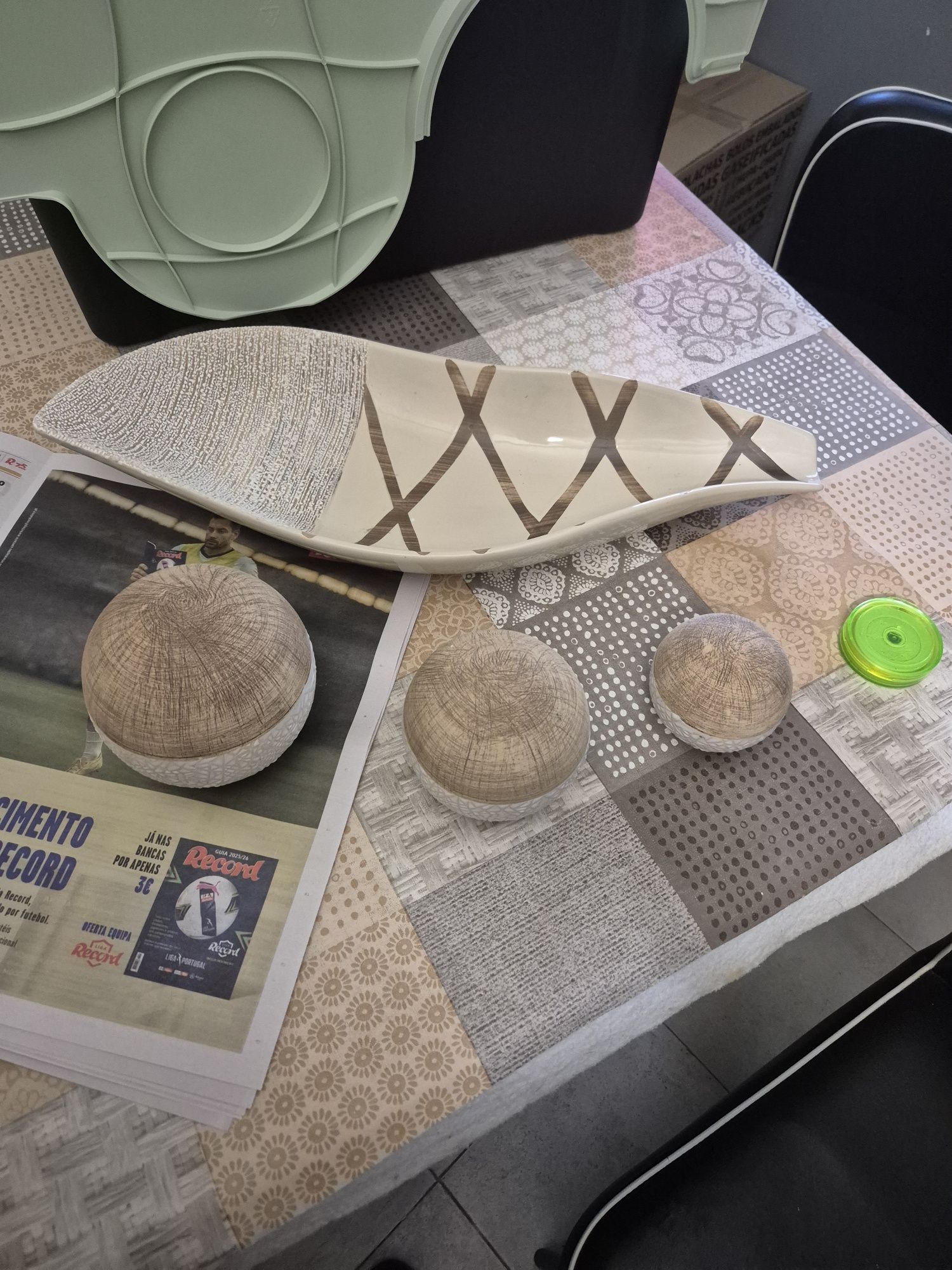 Conjunto jarras decorativas com travessa e bolas