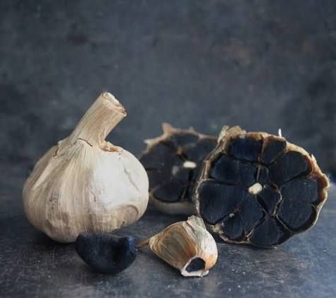 Czarny czosnek, całe główki.