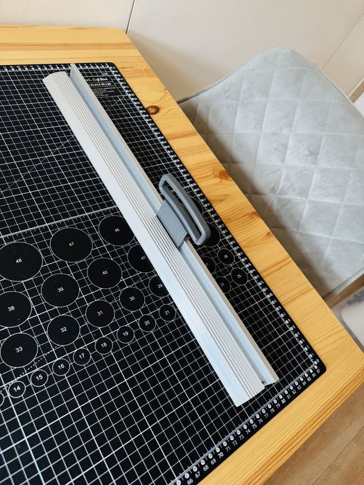 Aluminiowy liniał krawiecki 53 cm z obrotowym ostrzem