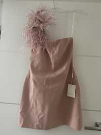 Socorro - trapezowa mini z asymetrią piór sukienka lou piora z piorami