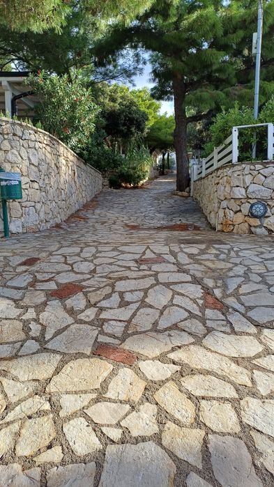 Kamień naturalny, wapień chorwacki, podjazdy, chodniki.