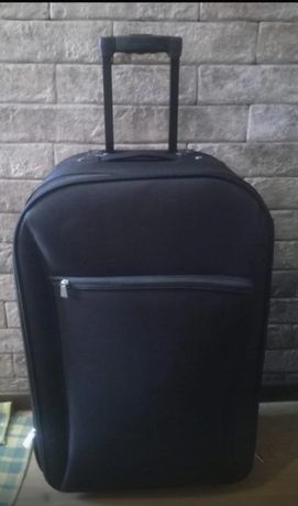 Чорна вмістка валіза