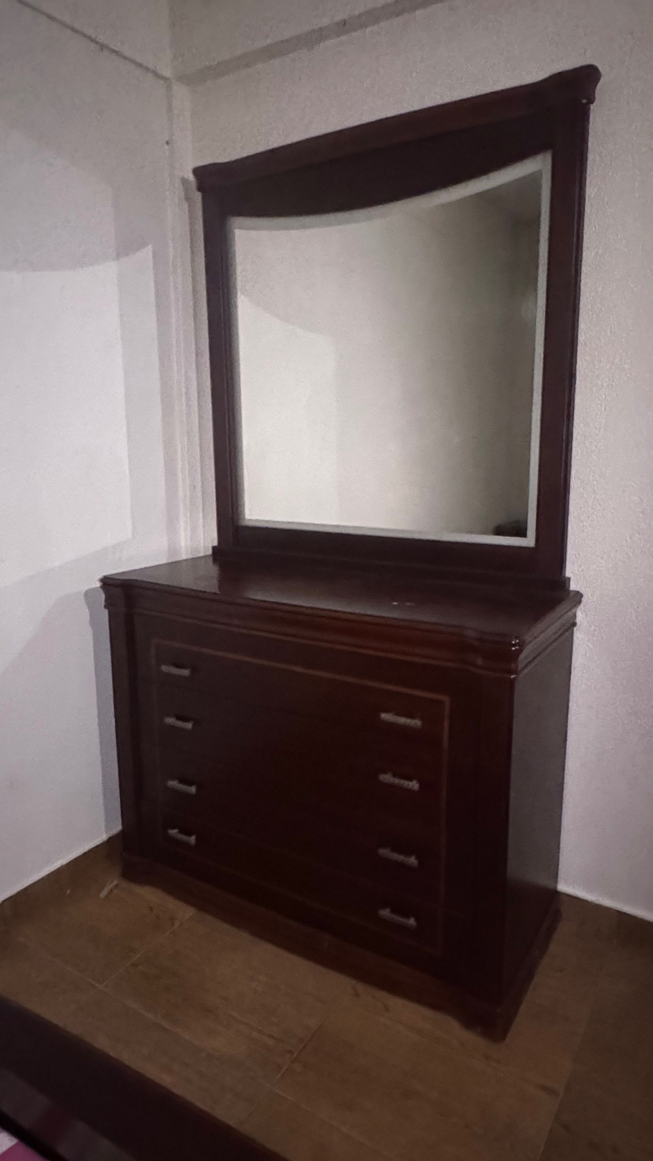 Conjunto de quarto (cama, penteadeira, vestuário, mesinhas de noite)