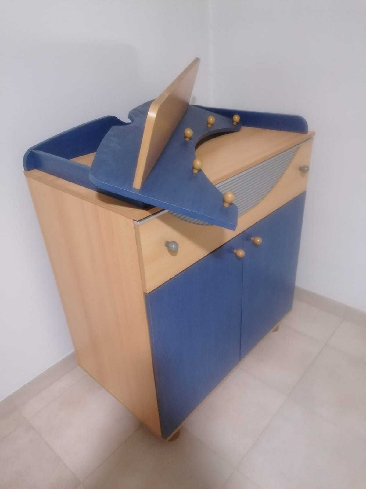 Cómoda fraldário com prateleira e cabide