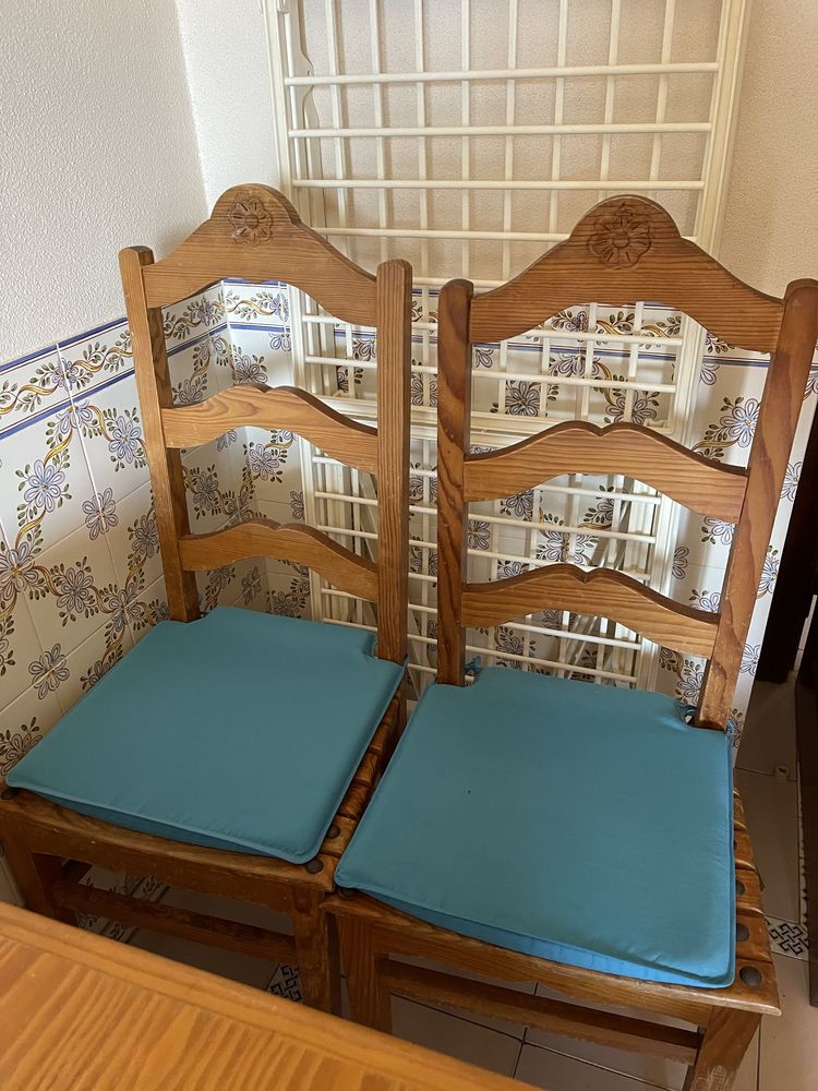 Mesa, cadeiras e banco de madeira