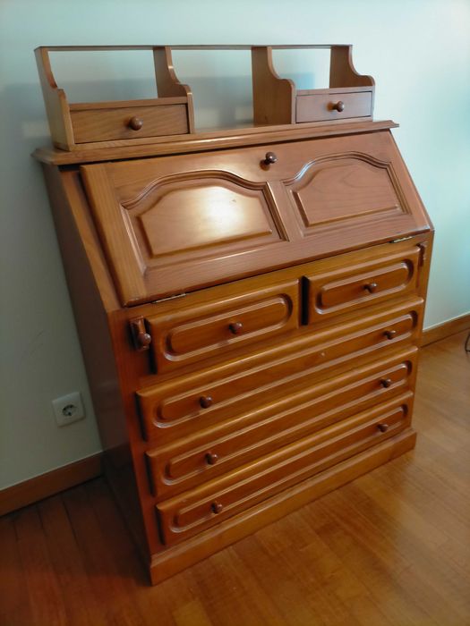 Escrivaninha com 5 gavetas em ótimo estado