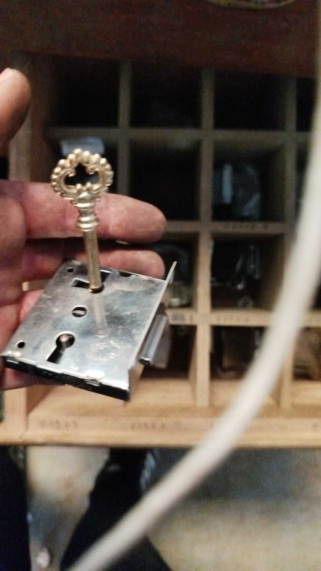 Várias fechaduras vintage de vários modelos