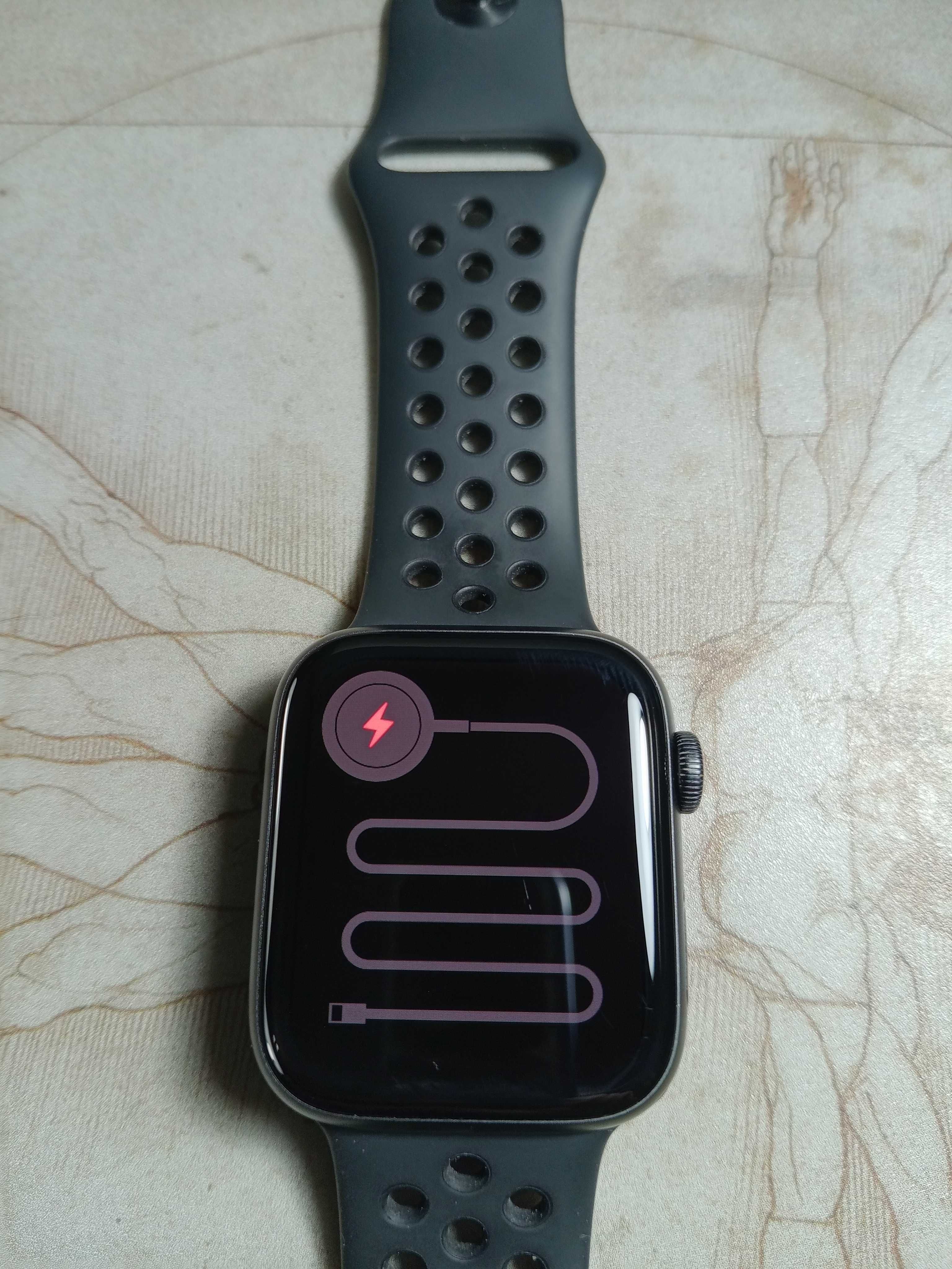 Apple Watch Series 7 Nike