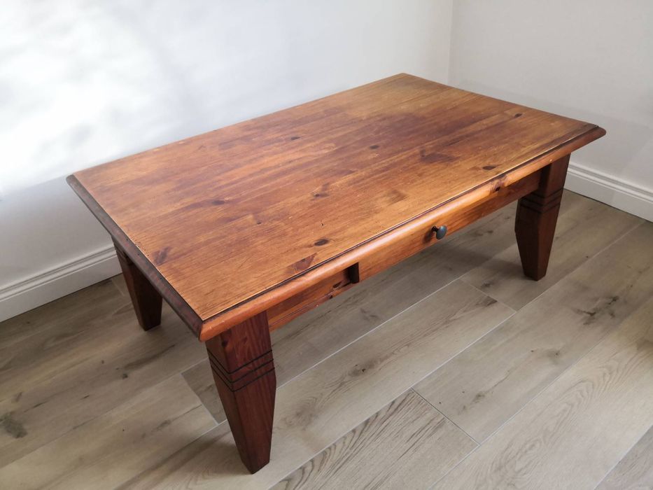 Drewniany stolik kawowy