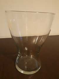 Przeźroczysty wazon szklany