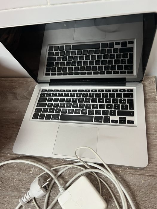 Portatil apple com carregador daixo de ligar