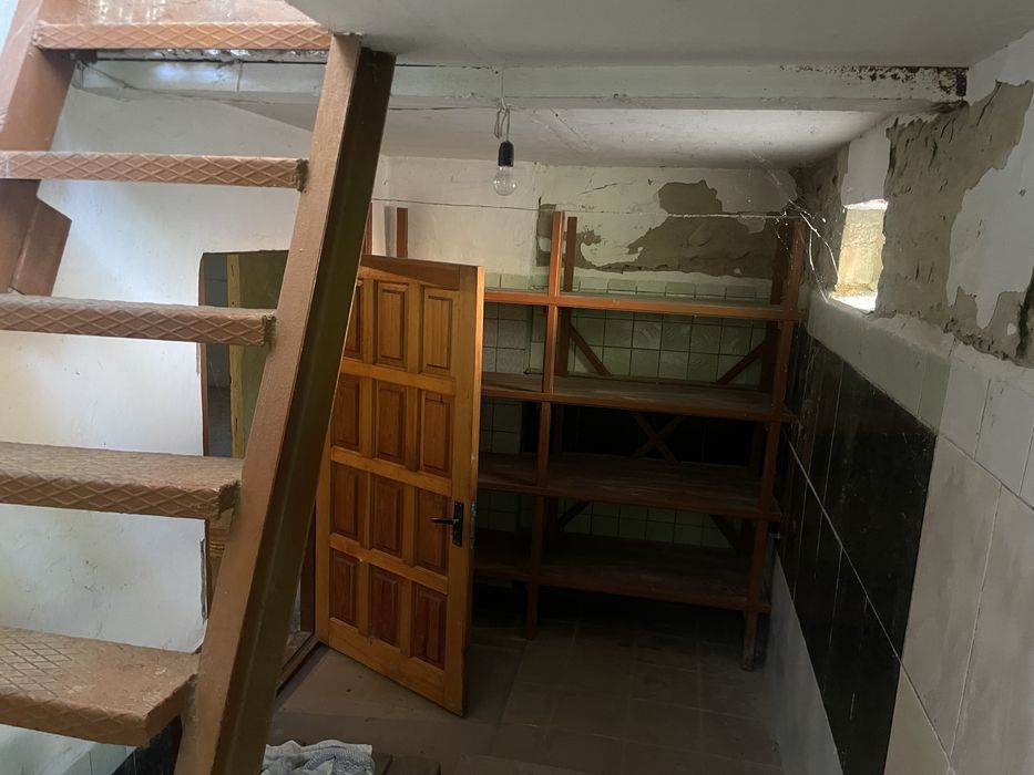 Продаж цегляного будинку, у центрі Хотова