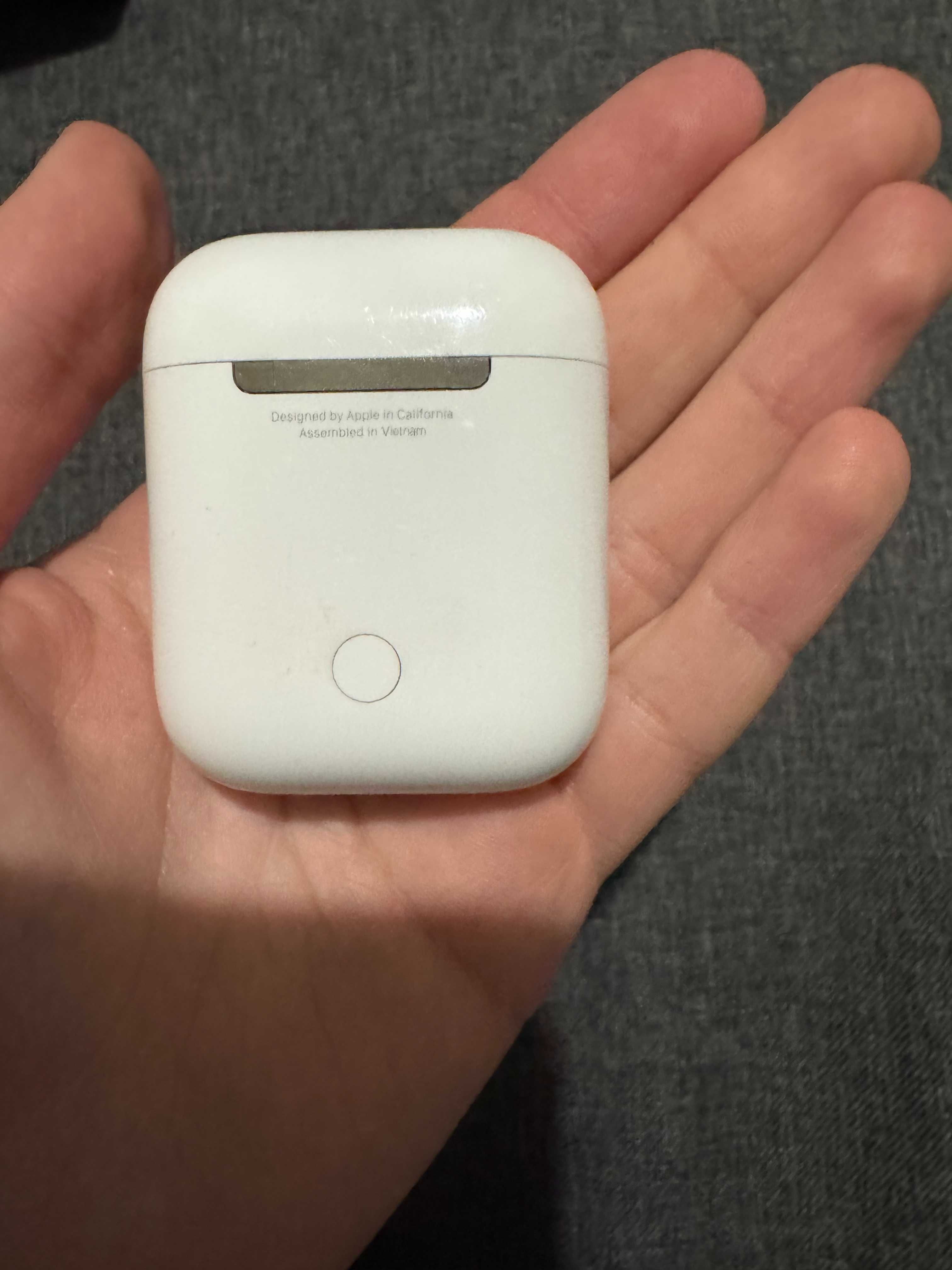 Продам AirPods 1 (первая версия) с дефектом