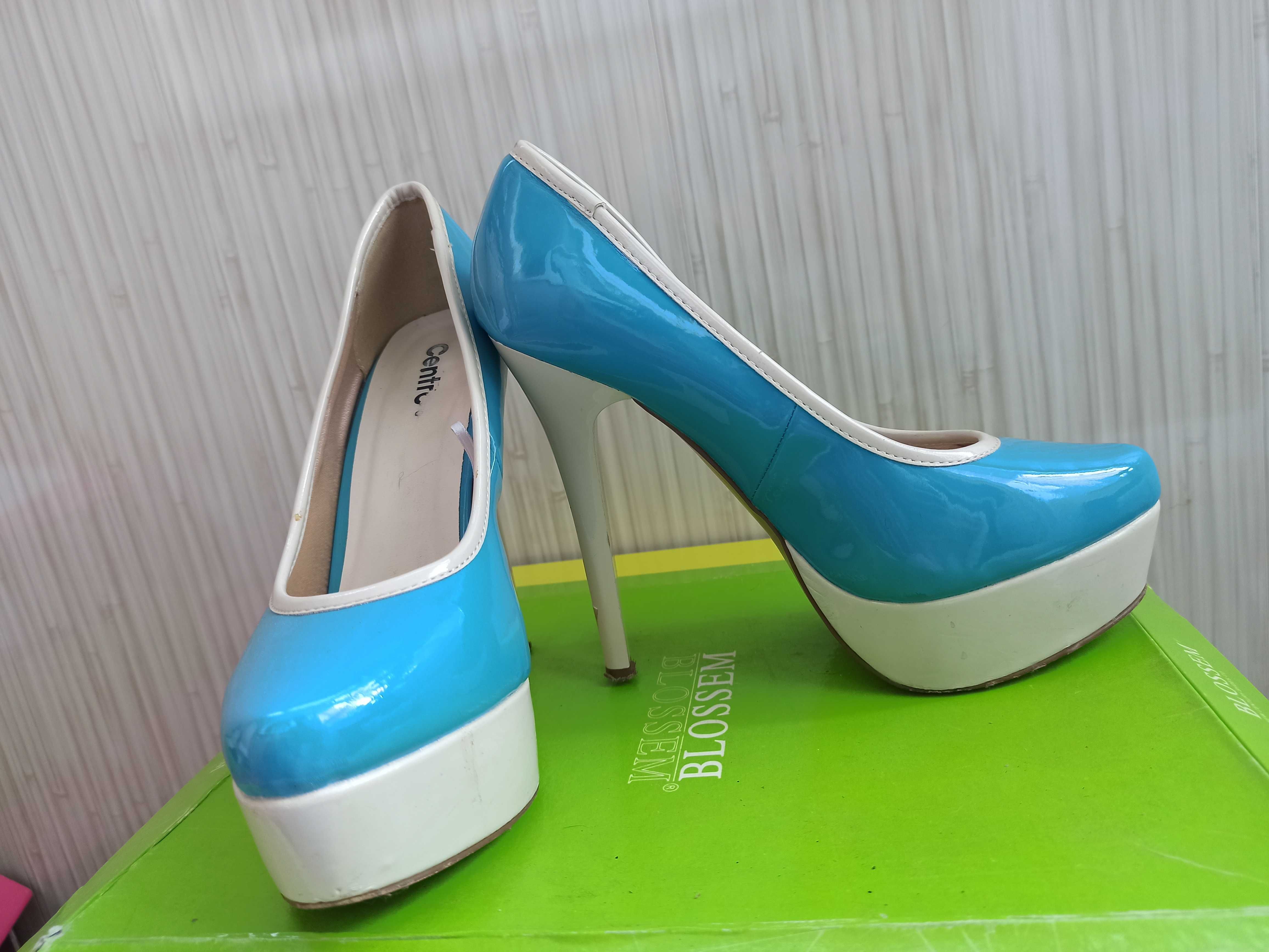 Туфли голубые с белым на каблуке