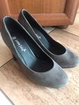 „Zamszowe” buty na obcasie