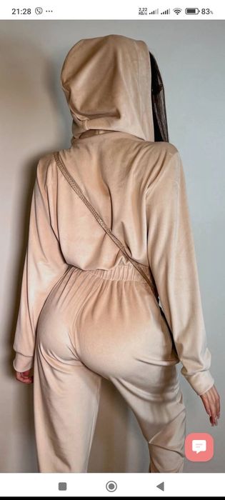 Жіночий велюровий комбінезон бежевого кольору